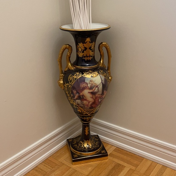 Vase - Picture 3 of 9